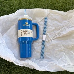 Stanley Flowstate Quencher 40oz Tumbler
Arctic Twist